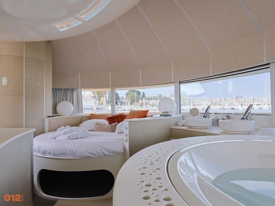 Anthenea Suite Hoteliere Flottante Perros-Guirec Bagian luar foto